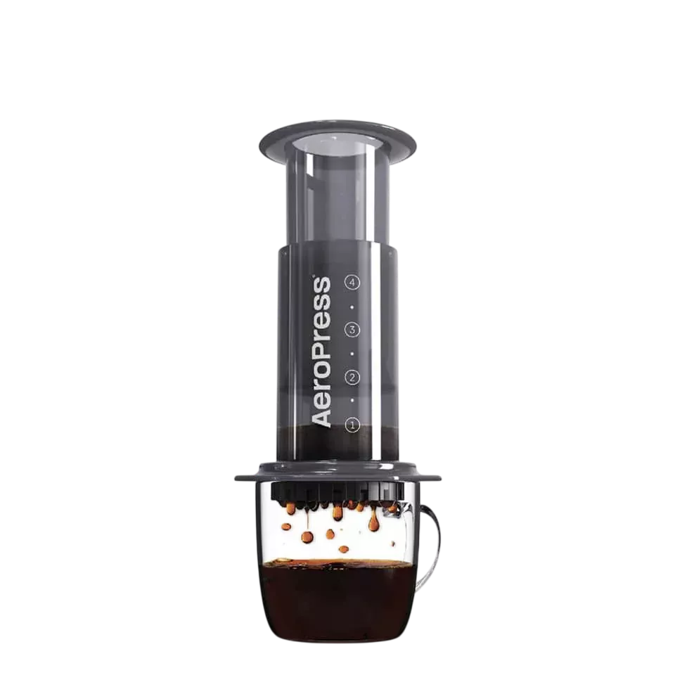 „AeroPress“ rankinis kavos ruošimo įrenginys ant puodelio
